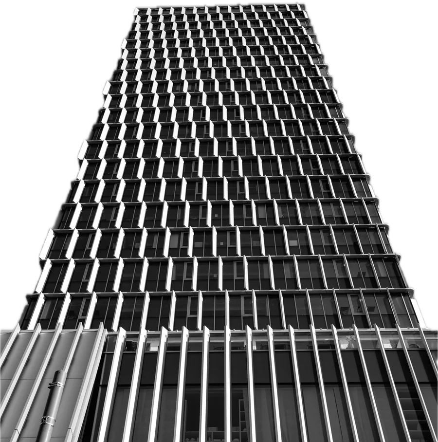 Un edificio de oficinas visto desde abajo.